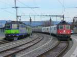 bls / SBB - RE nach Neuchatel mit der Re 4/4 420 504-3 und der Re 4/4 420 268-5 im Bahnhof Kerzers am 06.03.2012