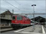 Die SBB Re 4/4 II 11115 mit dem  Gelben -Zug auf dem Weg nach Lourdes beim Halt in Lausanne.