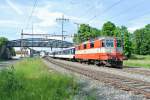 Per Zufall waren heute beide Swiss Express Loks innert kurzer Zeit zwischen Basel und Delémont im Einsatz: Re 4/4 II 11108 mit der S 17086 in Aesch, 05.06.2014.