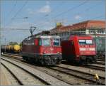 Singen: Im Hintergrund Maggi im Vordergrund die Re 4/4 II 11198 und die DB 101 011-5, die beide auf ihre Züge nach Zürich und Stuttgart warten.