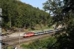 Re4/4 II 11108 in der Swiss-Express Lackierung einer längst vergangenen Epoche hat soeben den Bözbergtunnel verlassen und schiebt einen Leerwagenpark in Richtung Frick.