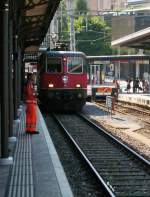 Re 4/4 II 11220 am 26.7.2013 im Bahnhof Locarno.