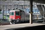 Nachschuss auf Re 4/4 11148 am 25.10.2014, als sie mit einem EWI/II-Wagenpark als Extrazug in Basel SBB an den Bahnsteig einfuhr.