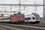 Re 4/4 II 11247 und RABe 521 017 auf der S3 verlassen den Bahnhof Muttenz.