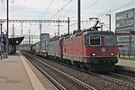 Durchfahrt von Re 4/4 II 11337 zusammen mit Re 620 069-5  Hägendorf  am 14.05.2015 mit einem Containerzug in Pratteln gen Frick.