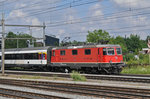 Re 4/4 II 11301 durchfährt den Bahnhof Pratteln.