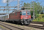 Re 4/4 II 11251 durchfährt den Bahnhof Muttenz.