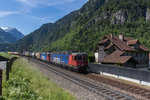 Re 620 075 und Re 420 344 fahren mit einem KLV die Gotthard-Nordrampe herunter, aufgenommen am 27.