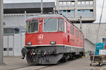 Re 4/4 II 11300 steht bei der Lok-Werkstatt hinter dem Bahnhof SBB.