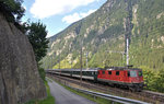Die von SBB Cargo an SBB Personenverkehr vermietete Re 4/4 II 11244 befindet sich mit einem Interregio kurz vor der Einfahrt in den Bahnhof Göschenen.