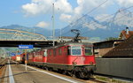 Am 10.09.2016 durchfahren drei Re 4/4 II mit der 11339 an der Spitze mit einem Güterzug den Bahnhof Brunnen in Richtung Gotthard