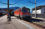 Re 4/4 II 11196 hält mit dem IR 2316, auf der Fahrt von Chiasso nach Basel SBB, im Bahnhof Schwyz.