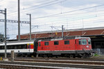 Re 4/4 II 11133 durchfährt den Bahnhof Pratteln.