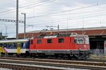 Re 4/4 II 11143 durchfährt den Bahnhof Pratteln.