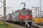 Re 420 165-3 ist beim Güterbahnhof Muttenz abgestellt.