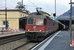 Eine Doppeltraktion aus Re 620 und Re 420 durchfährt mit einem kurzen Güterzug den Bahnhof Bellinzona.