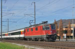 Re 4/4 II 11193 fährt zum Bahnhof Sissach.