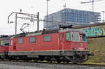 Re 420 283-4 (11283) wartet beim Güterbahnhof Muttenz auf den nächsten Einsatz.