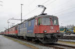 Re 420 347-7 wartet beim Güterbahnhof Muttenz auf den nächsten Einsatz.