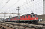 Vierfach Traktion, mit den Loks 420 322-7 (11322), 11670, 420 344-4 (11344) und 620 069-5, durchfahren den Bahnhof Pratteln.