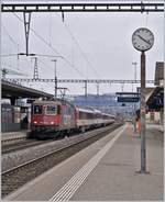 Die SBB Re 421 371-6 erreicht mit ihrem breiten ÖBB/DB Stromabnehmer am Fahrdraht und den   EC 196 am Haken den Bahnhof von St.
