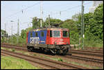 SBB Cargo Lok 421390 fährt hier am 11.5.2006 durch den Bahnhof Köln West.