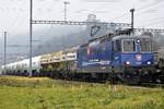 Am 15.12.2020 aus den Diensten im Personenverkehr zu Cargo zurückgekehrt und bereits im Güterverkehr im Einsatz: Re 421 383-1 macht sich vor dem Güterzug nach Luzern bereit, aufgenommen