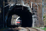Am Ostersonntag, 17.04.2022, befindet sich Re 4/4 11199 mit dem Gotthard Panorama Express noch auf der oberen Meienreussbrücke (Länge: 54 m) und bevor sie langsam durch den nur 78 m langen Maienkreuztunnel die Gotthard-Nordrampe hinauf fährt. 