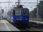 w.r.s  - Re 4/4  421 381 + 430 111 + 430 114 unterwegs als Lokzug bei der durchfahrt in der Haltestelle Biel-Bözingenfeld am 2023.03.04