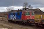 421 377-3 SBB Cargo Deutschland GmbH hängt am Zugende eines Schleifzuges und steht in zusammen mit der V 2105 in Rathenow.