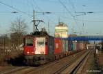Re 421 386-4 hat am 15.01.12 einen fast Modellbahn gerechten Containerzug aus Hamburg am Haken und passiert Tostedt Richtung Bremen.