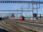 SBB - Re 4/4 11303 mit IC bei der durchfahrt im Bahnhof Muttenz am 10.03.2017