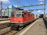 Am 28.03.2017 hatte ich die 11239  Porrentruy  an einem Expressgüter (Gossau-) RBL - Oberbuchsiten, hier beim Überholungshalt in Aarau.