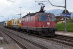 SBB: Überfuhr einer Schienenfräsmaschine von Alpha Rail Team mit der Re 4/4 II 11234 bei Deitingen am 4. April 2017.
Foto: Walter Ruetsch 
