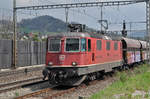 Re 4/4 II 11317 durchfährt den Bahnhof Gelterkinden. Die Aufnahme stammt vom 06.04.2017.