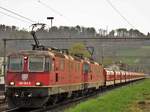 Die SBB Re 420 254-5 | SBB Re 4/4 II Nr. 11254 und die SBB Re 420 243-8 | SBB Re 4/4 II Nr. 11243 durchfuhren in Doppelaktion mit einem Kies-Güterzug den Bahnhof Embrach-Rorbas. Im Bild wartet der Kies-Güterzug auf eine S41 (nach Bülach), um eine freie Durchfahrt für die 1-spurige Bahnstrecke nach Pfungen zu kriegen. Montag, 3. April 2017