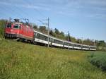 Die SBB Re 4/4 II Nr. 11300 verkehrte am 30. April 2017 mit einem Extrazug, bestehend aus EW V Wagen. Das Bild entstand zwischen Bassersdorf und Baltenswil.