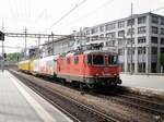 SBB - Lok 420 288-. vor Güterzug bei der durchfahrt im Bahnhof Olten am 03.05.2017