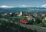 SBB: Re 4/4II + 4 EWII als Regionalzug der Neunzigerjahre auf der Linie Biel - Bern bei Brügg.