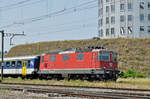 Re 4/4 II 11112 durchfährt den Bahnhof Pratteln. Die Aufnahme stammt vom 23.06.2017.