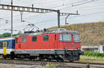 Re 4/4 II 11126 durchfährt den Bahnhof Pratteln.