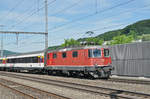 Re 4/4 II 11124 durchfährt den Bahnhof Gelterkinden. Die Aufnahme stammt vom 05.07.2017.