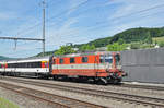 Re 4/4 II 11109 durchfährt den Bahnhof Gelterkinden.