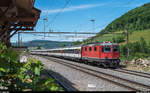 IR Basel - Zürich mit Re 4/4 II 11150 am 5. Juli 2017 bei der Durchfahrt des Bahnhofs Effingen.
