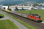 SBB: Güterzug bei Grenchen am 29. August 2017 mit der Re 4/4 II 11185.
Besondere Beachtung gilt den am Schluss des Zuges eingereihten gelben Wagen von SBB Infrastruktur.
Foto: Walter Ruetsch