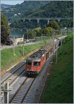 Die SBB Re 420 291-7 erreicht mit einem Güterzug Villeneuve.