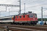 Re 4/4 II 11304 durchfährt den Bahnhof Muttenz. Die Aufnahme stammt vom 04.09.2017.