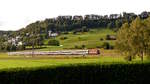 . Im sanften Abendlicht des 07.09.2017 zieht eine SBB Re 4/4 II den IC Zrich - Stuttgard in der Nhe von Bietingen in Richtung Singen. (Jeanny)