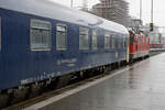 SBB: Kurzaufenthalt in Zürich HB bei Regen am 5. November 2017.
Re 4/4 II 11139 auf die Ausfahrt wartend mit Wagen aus Tschechien.
Foto: Walter Ruetsch 