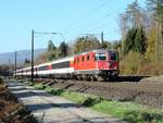 Lenzburg - 31.10.17 : Re 4/4 II 11302 mit einem IR.